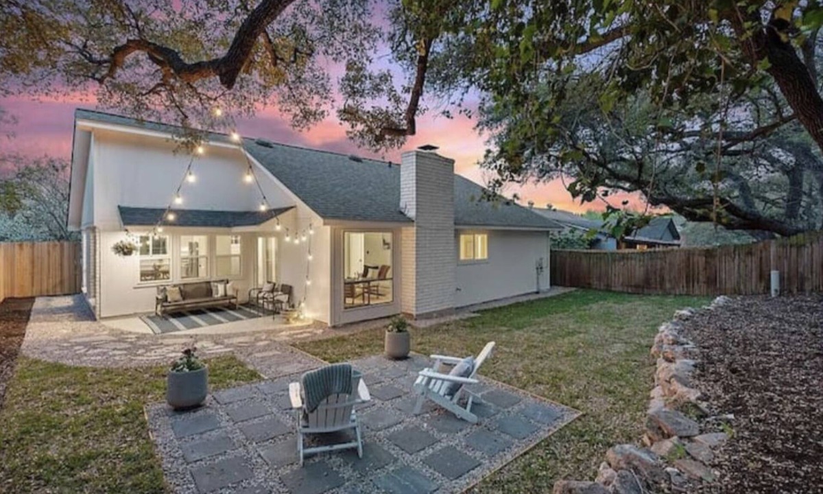 Timber Village House | Minutes from downtown Austin! Cozy bungalow w/fire pit; perfect for families!