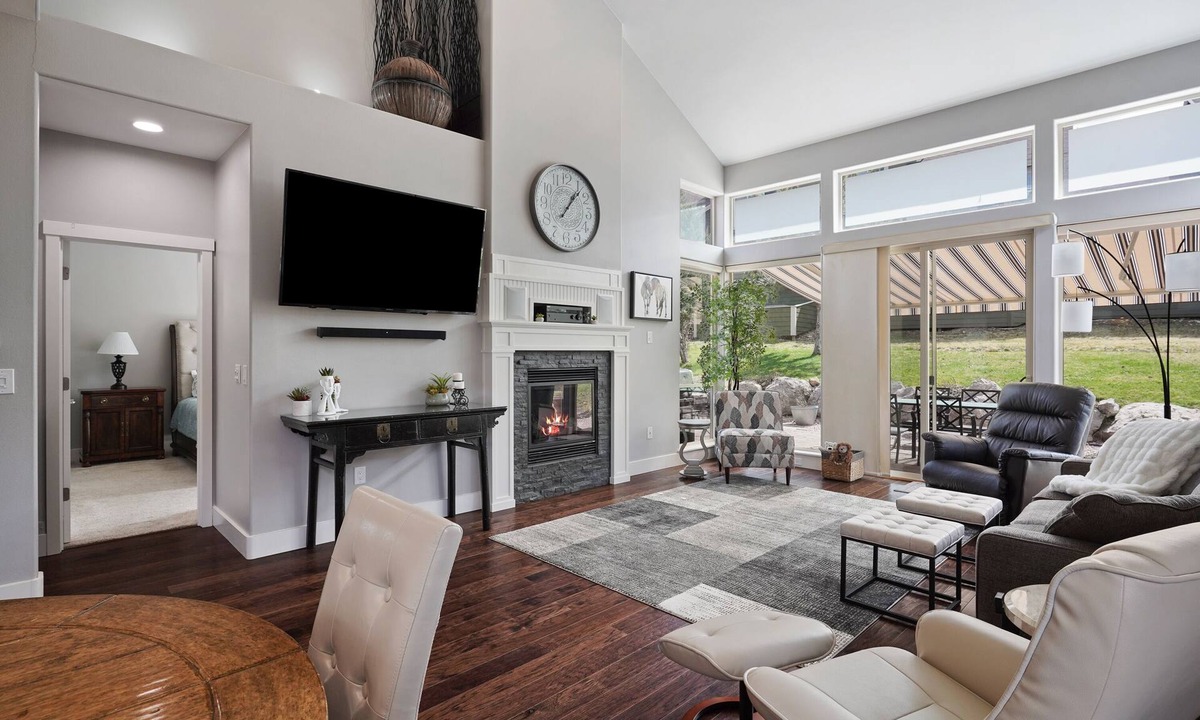 Redmond House | Modern and Light! EV Charger, Pet Friendly, Community Hot Tub & Pool, Lakeside Sports Center, AC
