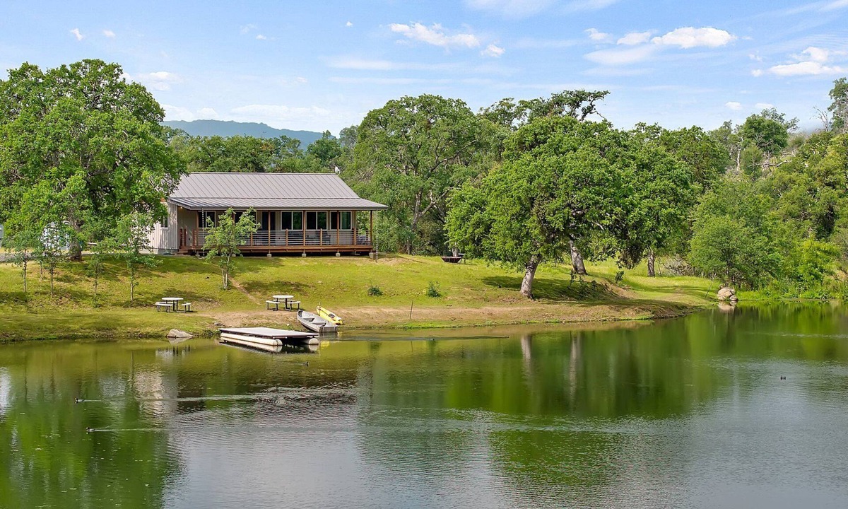 Springville House | Modern Cabin on Private Lake: Gateway to the Sequoias
