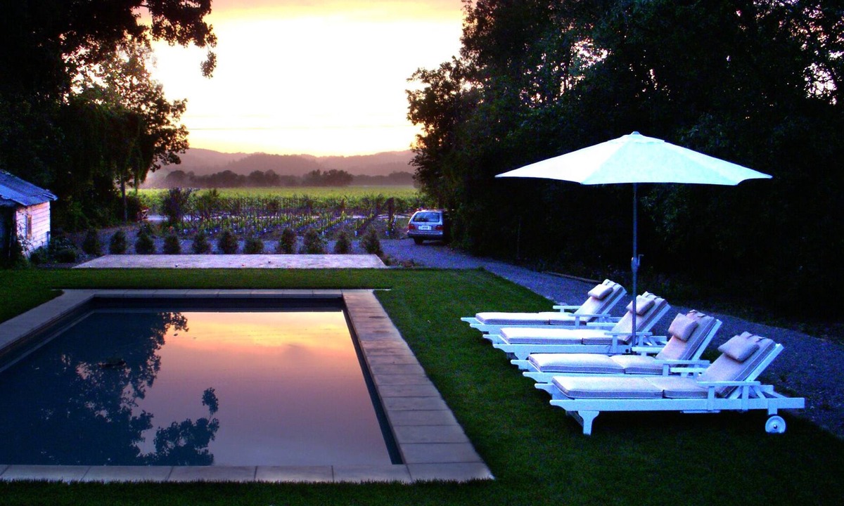 Windsor House | Modern Farmhouse: 2021 remodel, great pool, privacy, 5min to Healdsberg