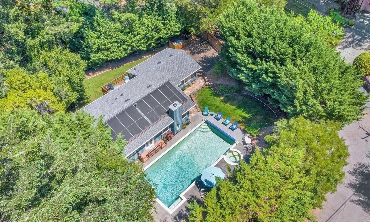 Guerneville House | Modern Log house! Private Pool! Spa! Close to town