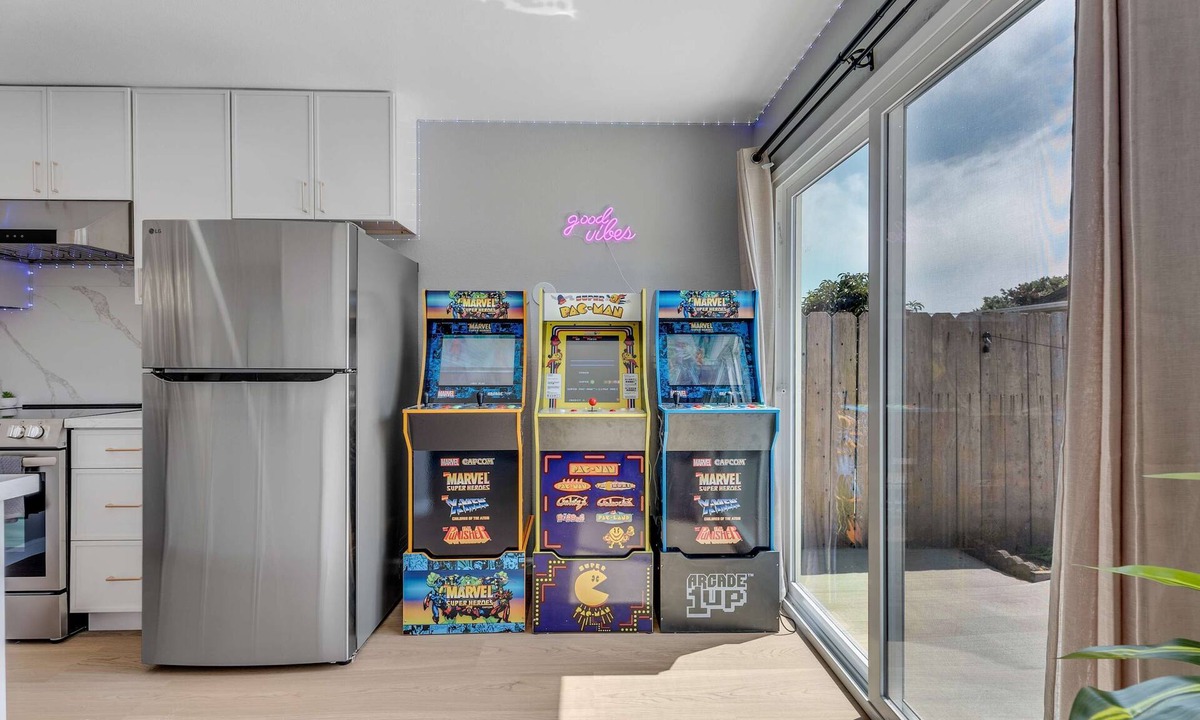 Daly City House | Modern Lux 4B/3BA Retreat w/LED Game Room and Bar