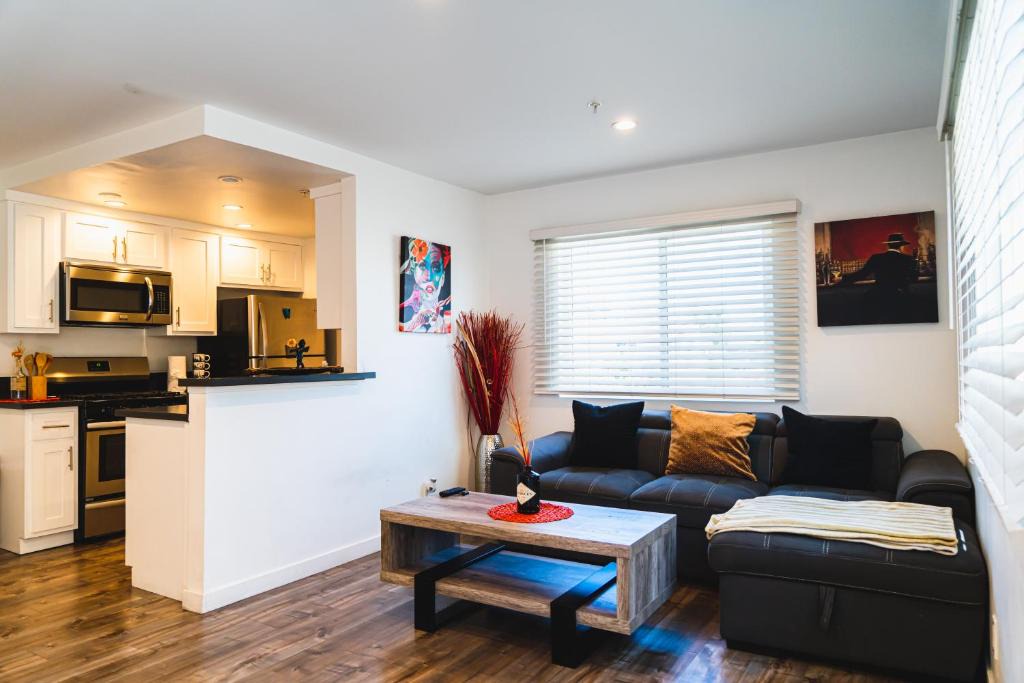 Wilshire Apartment | Modern Remodeled 1-Bedroom Close to Hollywood walk of fame with parking