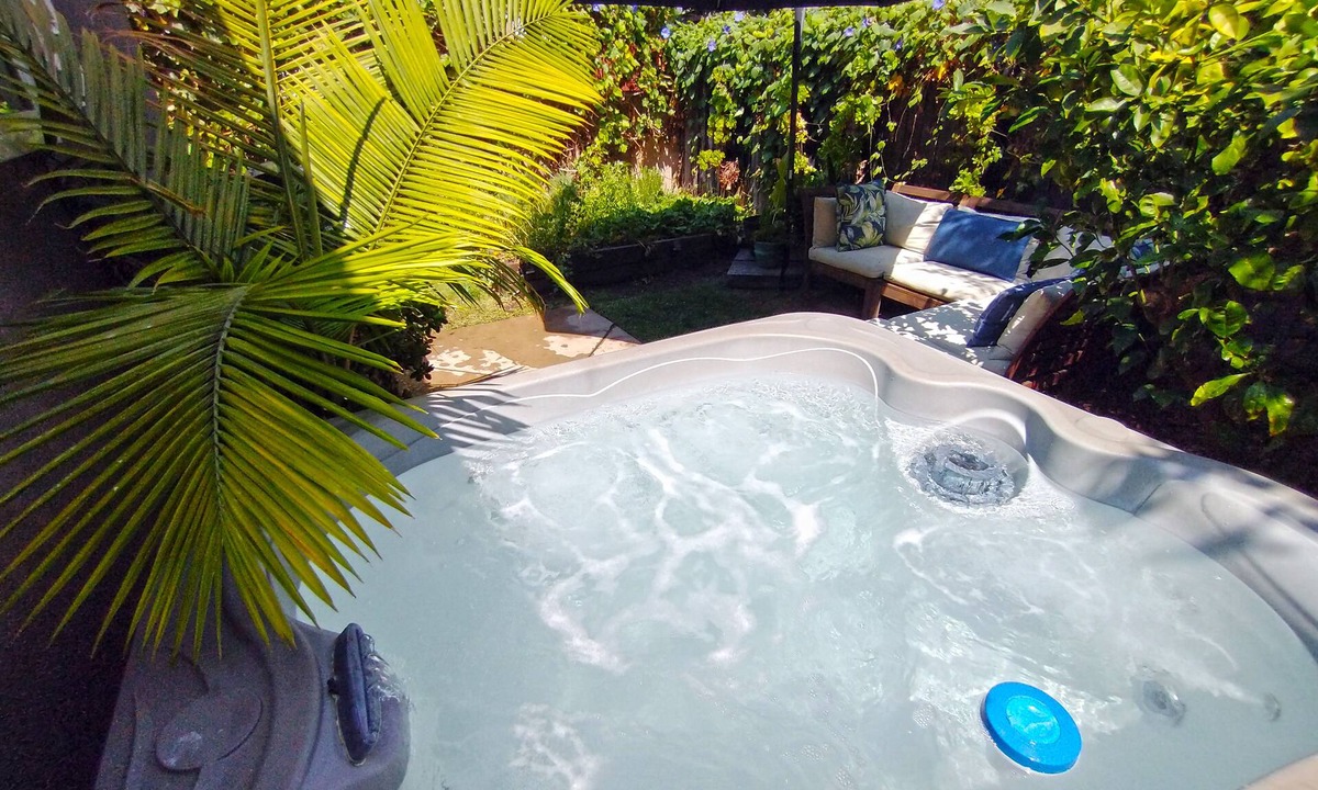 South Wrigley House | Modern Tropical Studio with PRIVATE Jacuzzi