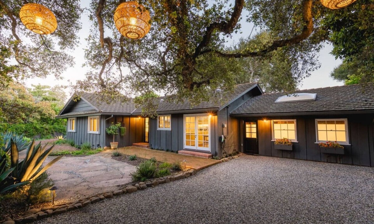 Hedgerow House | Montecito Cottage in Hedgerow Walk to Miramar