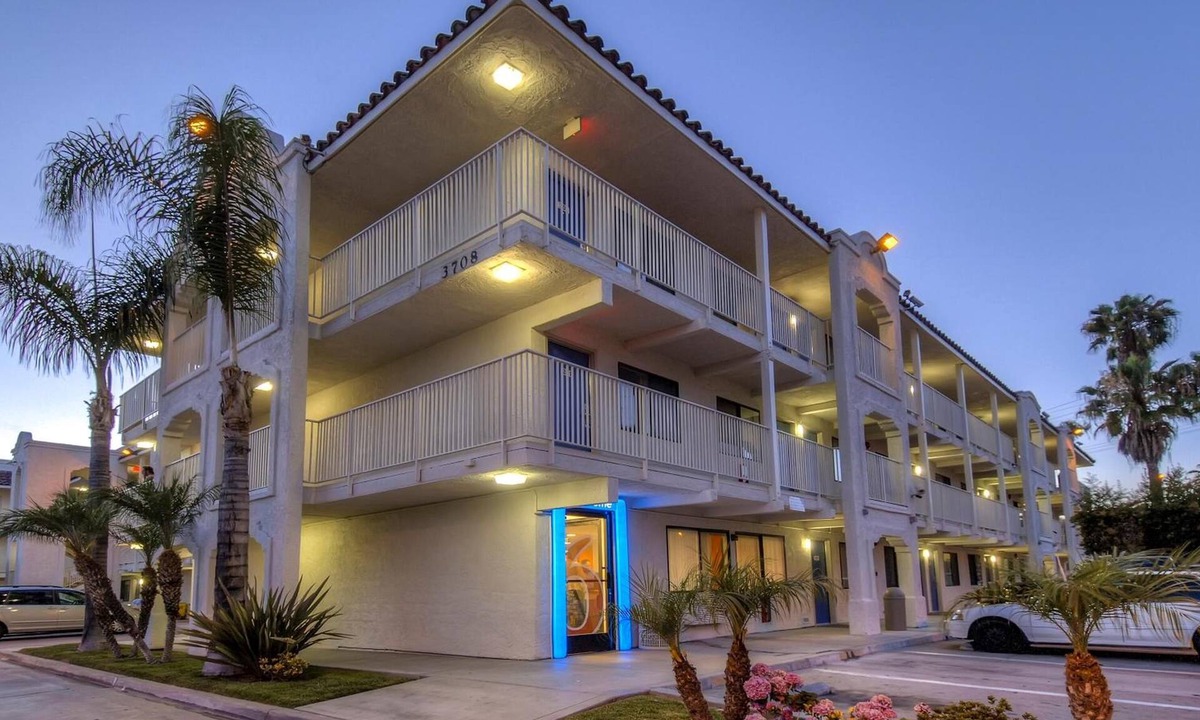 Lake Hotel | Motel 6 Oceanside, CA
