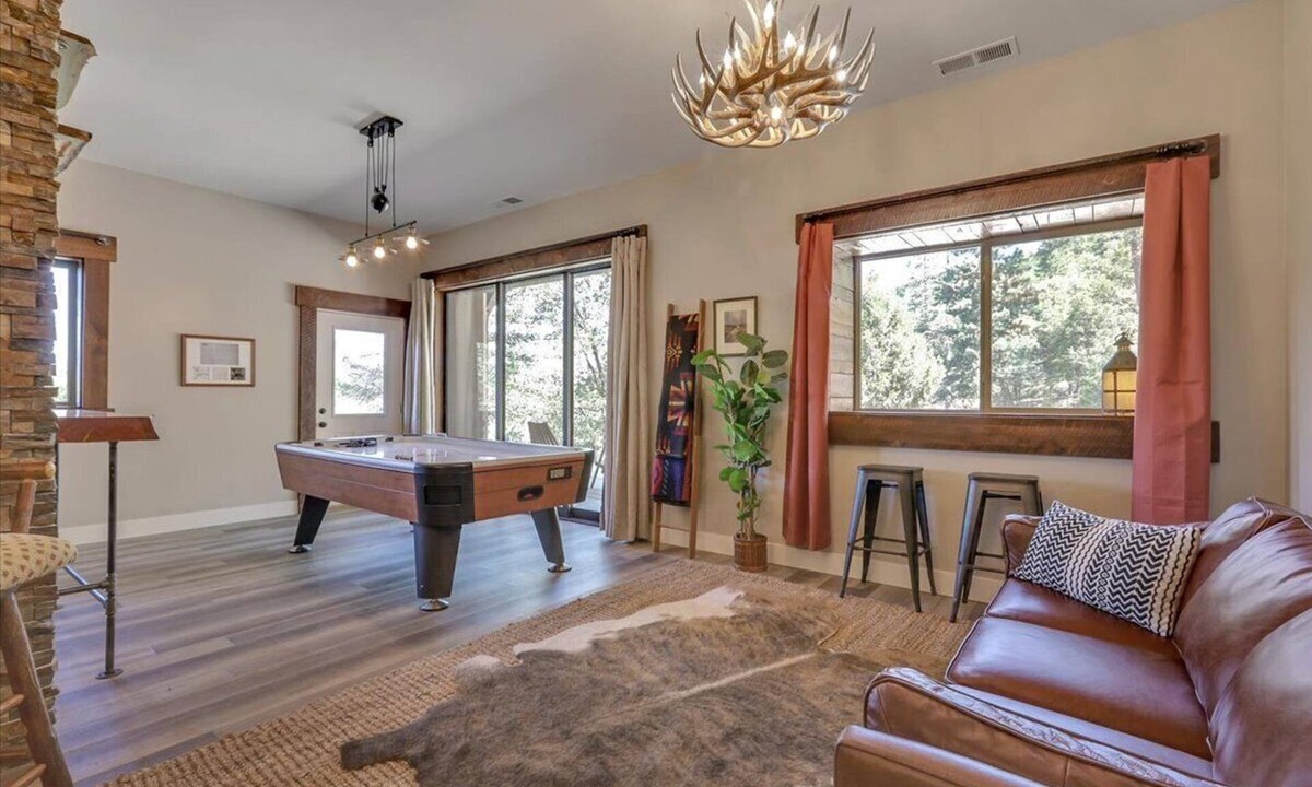 Cedar Ridge Villa | Mount Chalet sleeps 24 in marvelous Grass Valley with WiFi, and Generator