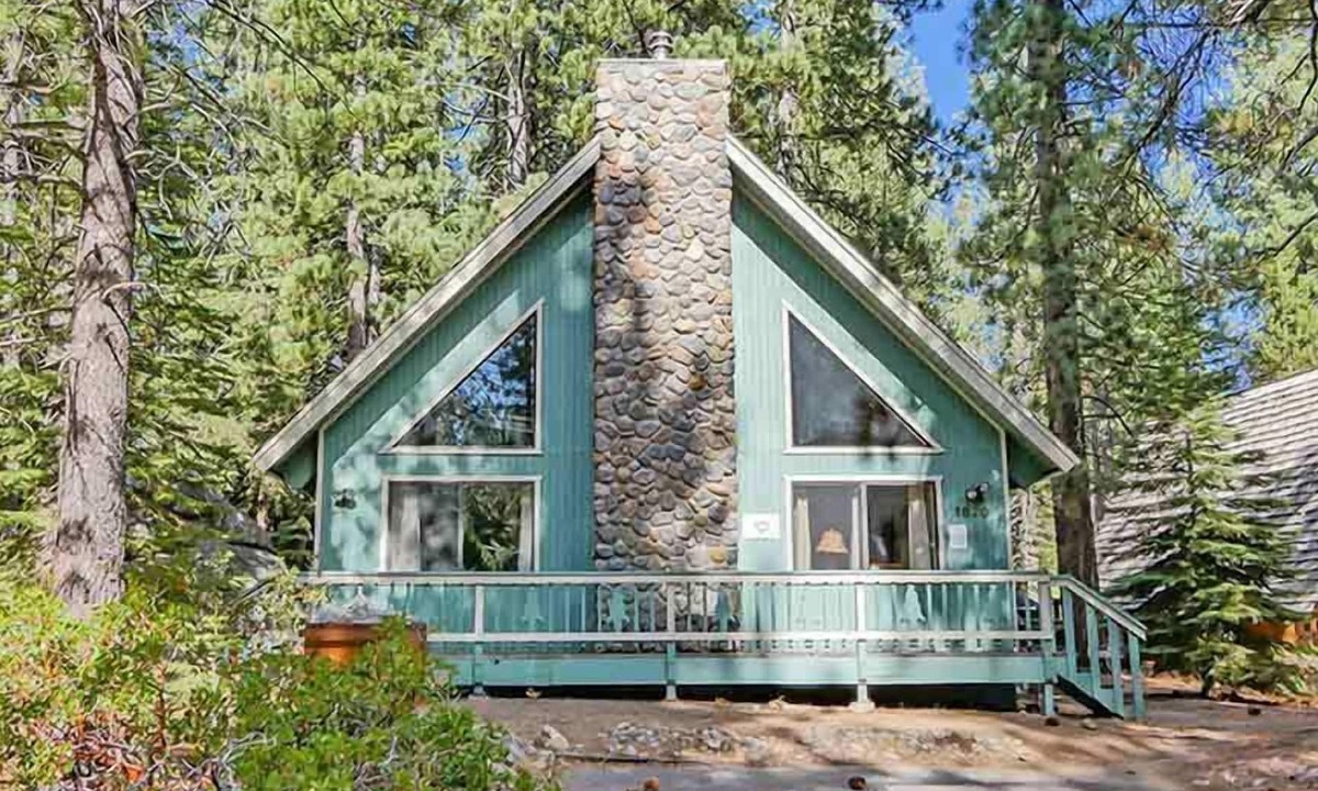 Tahoe Paradise Cabin | Mountain Chalet Sleeping 6- Pool Table and Great Loft Bedroom! - 1870B~