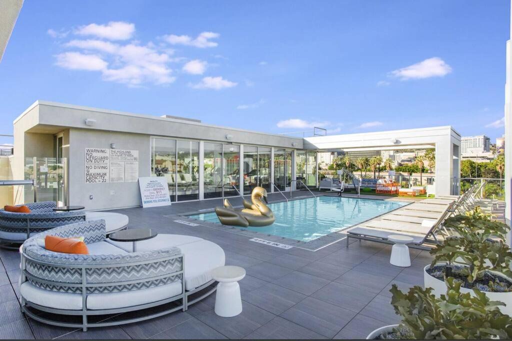 Beverly Hills Apartment | NEW Hollywood Sign View-Studio: Pool, Parking, Gym