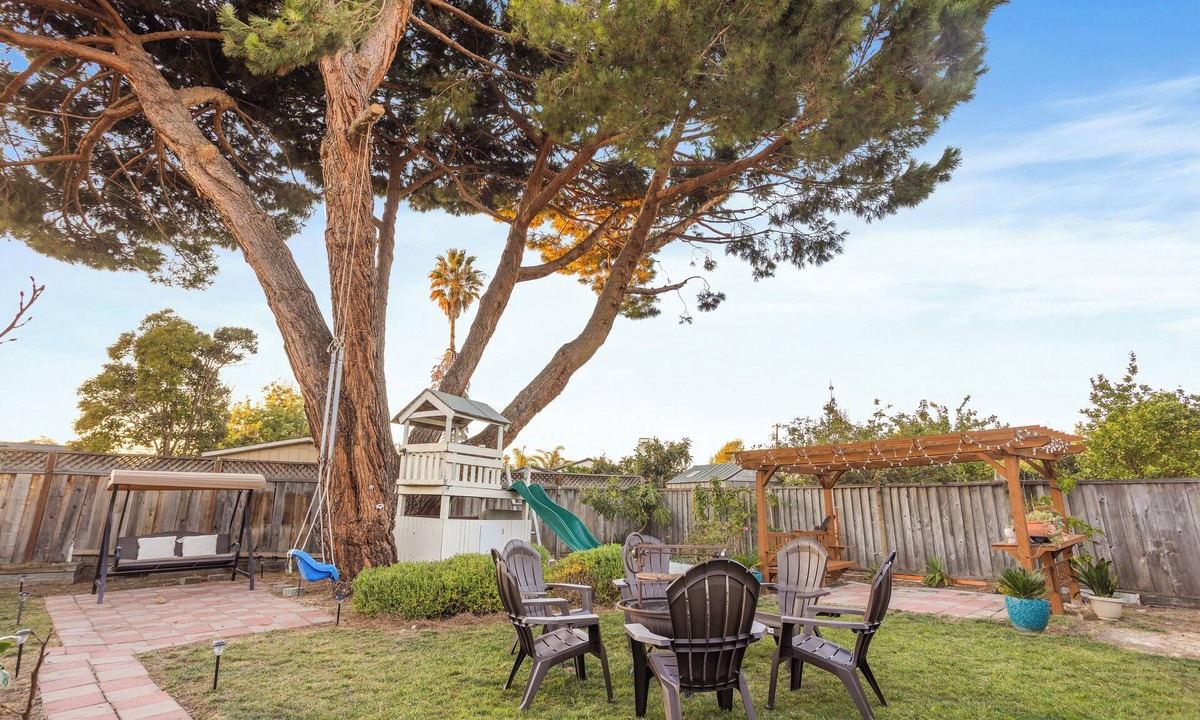 Newark House | New! Oasis w/Amazing Backyard, Firepit, BBQ & Games, close to techs