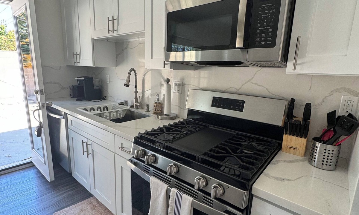 Van Nuys Apartment | New private studio house with parking space! Fully furnished & centrally located