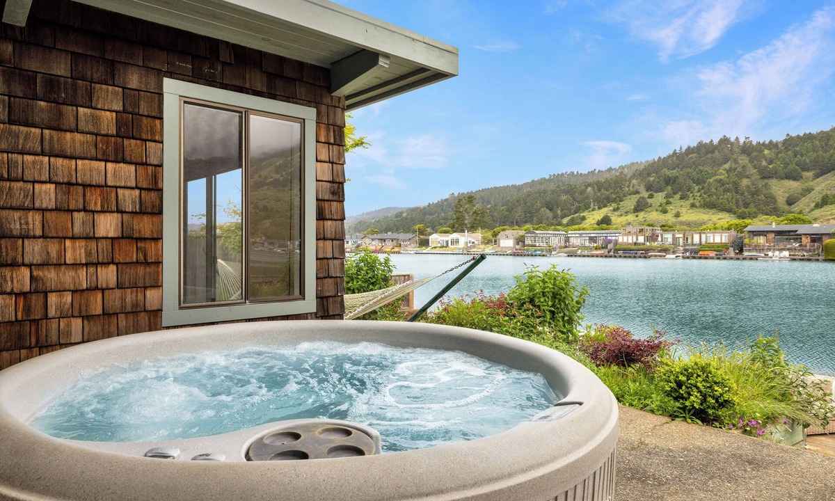 Stinson Beach House | NEW Seadrift Waterfront Kayaks, SUPS, Dock, Spa