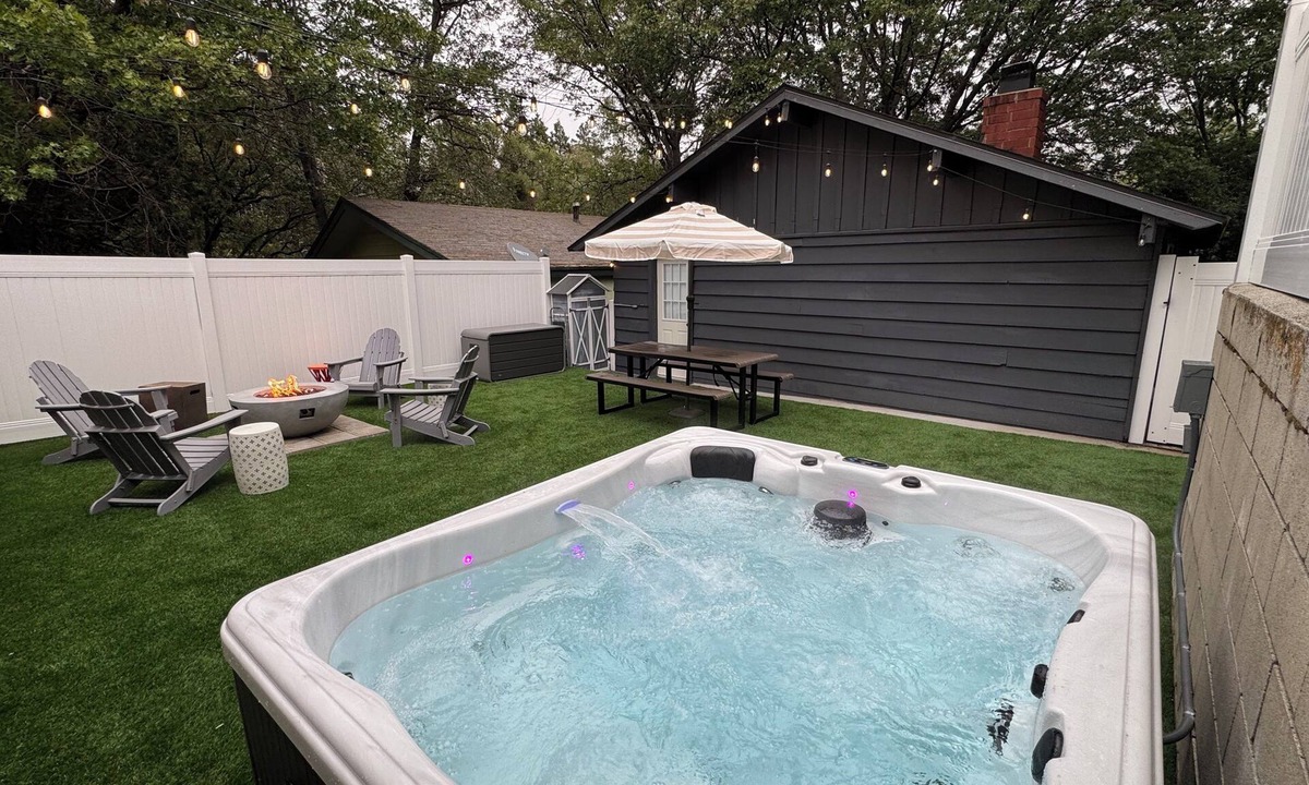 Crestline Cabin | NEW SPA, Deck, BBQ, Fire Pit, 3 Min to Lake