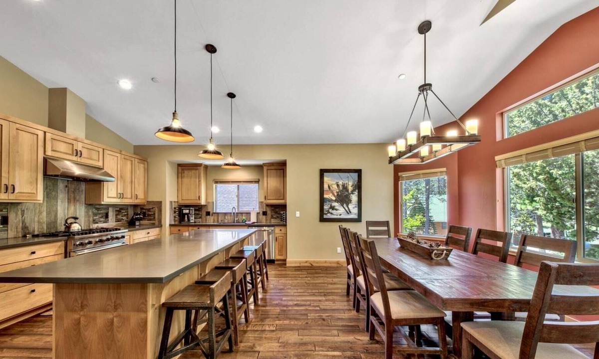 Tahoe Paradise Cabin | Newer Mountain Home! Hot Tub! Foosball! Soaking Tub! Bunk Beds!