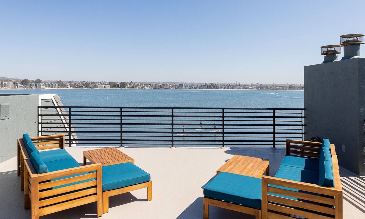 Mission Beach House | Newly remodeled bayside home directly on the beach with rooftop deck, W/D, & AC