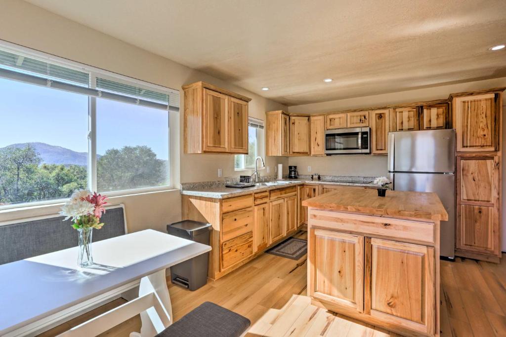 Yosemite Forks House | Oakhurst Duplex about 13 Mi to Yosemite National Park!