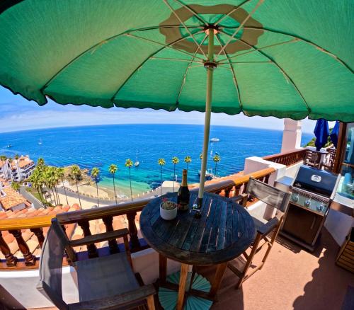 Avalon Villa | Ocean-view Condo W Balcony & Hot Tub