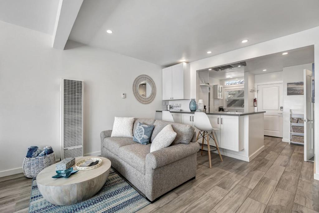 Laguna Beach House | Ocean VIEWS! Steps from Victoria Beach, Lux Design
