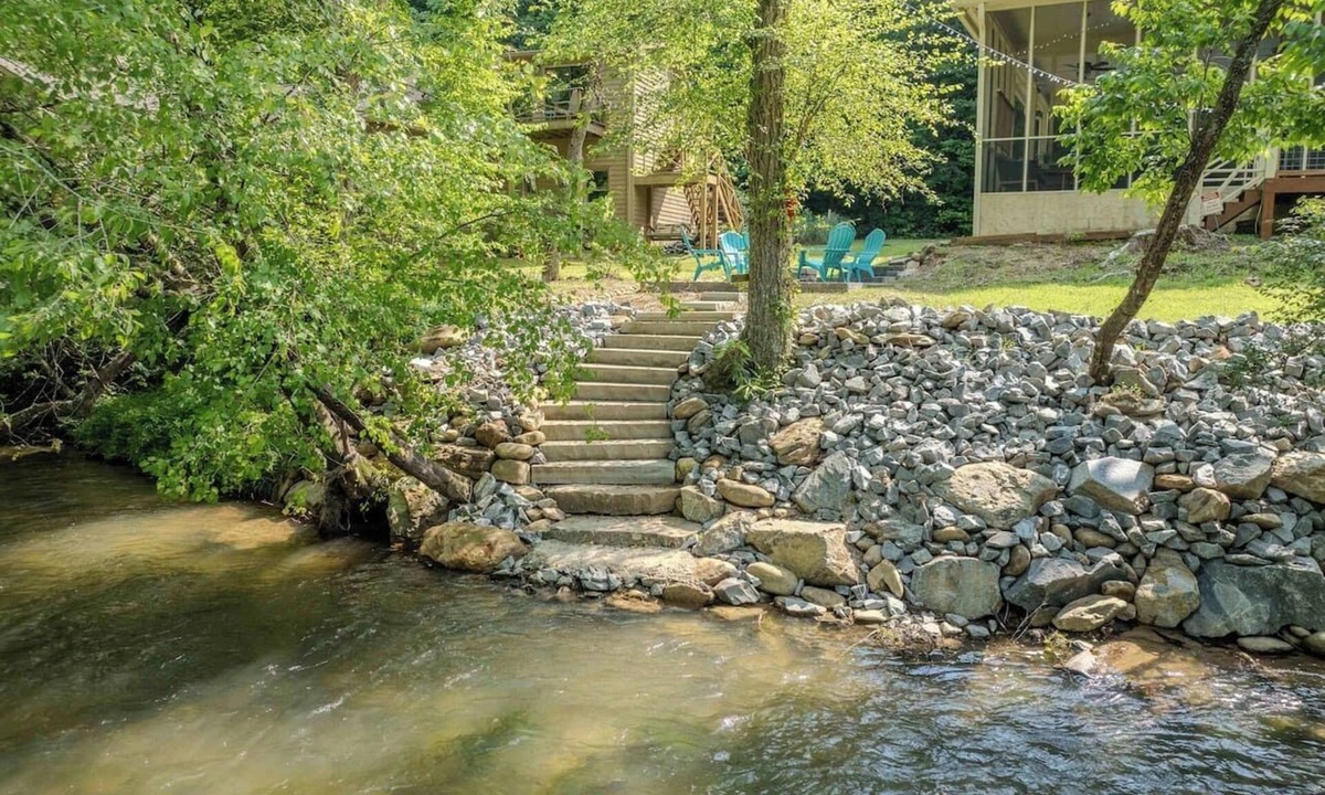 East Ellijay House | On the Rocks Ellijay: River Access & Gameroom
