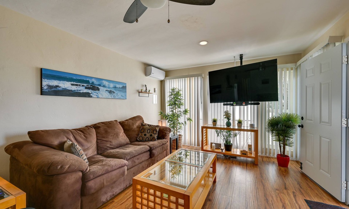 Pacific Beach Apartment | Pacific Beach Apartment: Walk to Beach & Pier!