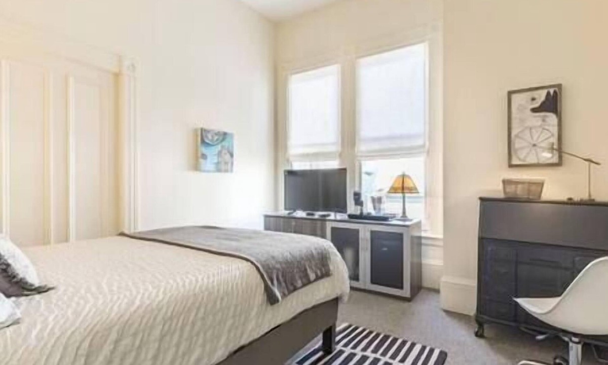 Pacific Heights House | Pacific Heights Victorian Bedroom & Bathroom