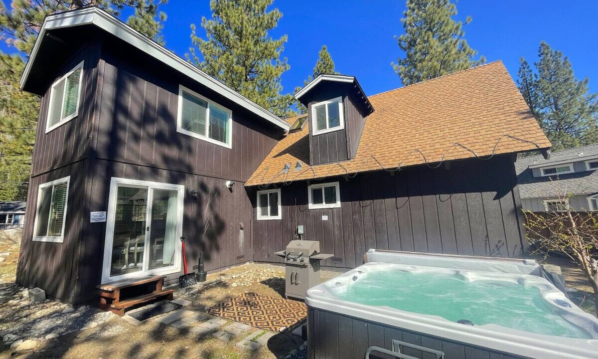 Christmas Valley House | Panorama Chalet - Hot tub + Dogs + Pool Table