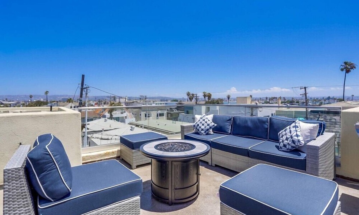 Central Mission Beach Apartment | Panoramic rooftop deck with bayside and ocean views. 3 Bedrooms, 3.5 Baths.