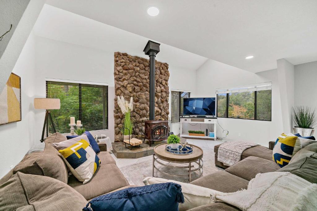 Loomis House | Peaceful Home on Acreage, Walk to Folsom Lake