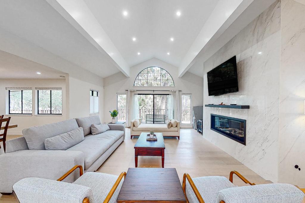 Del Monte Forest House | Pebble Beach Abundant Oasis