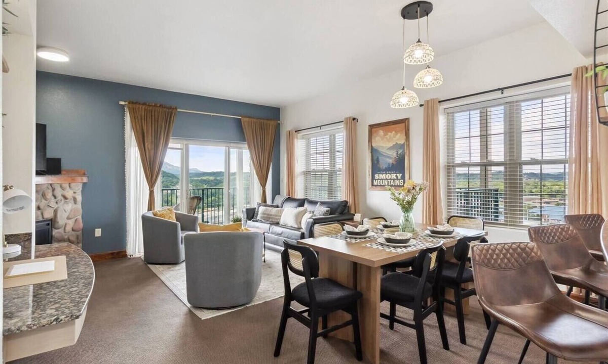 Pigeon Forge Condo | Penthouse with Mountain View, Pool & Hot Tub, King Beds, 1 Mile from Parkway