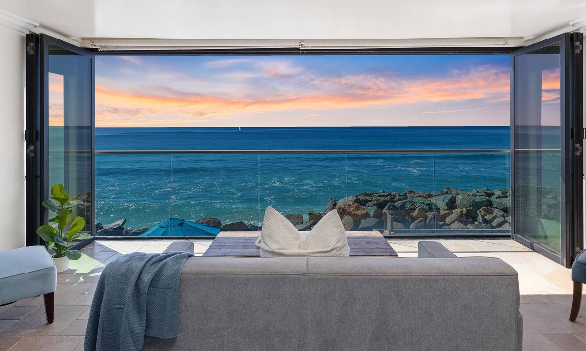 South Oceanside House | Pet Friendly Beachfront Retreat with a Spa P811-1