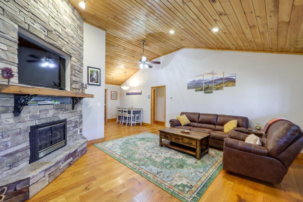 Spruce Pine House | Pet-Friendly Cabin w/Fire Pit in Spruce Pine!