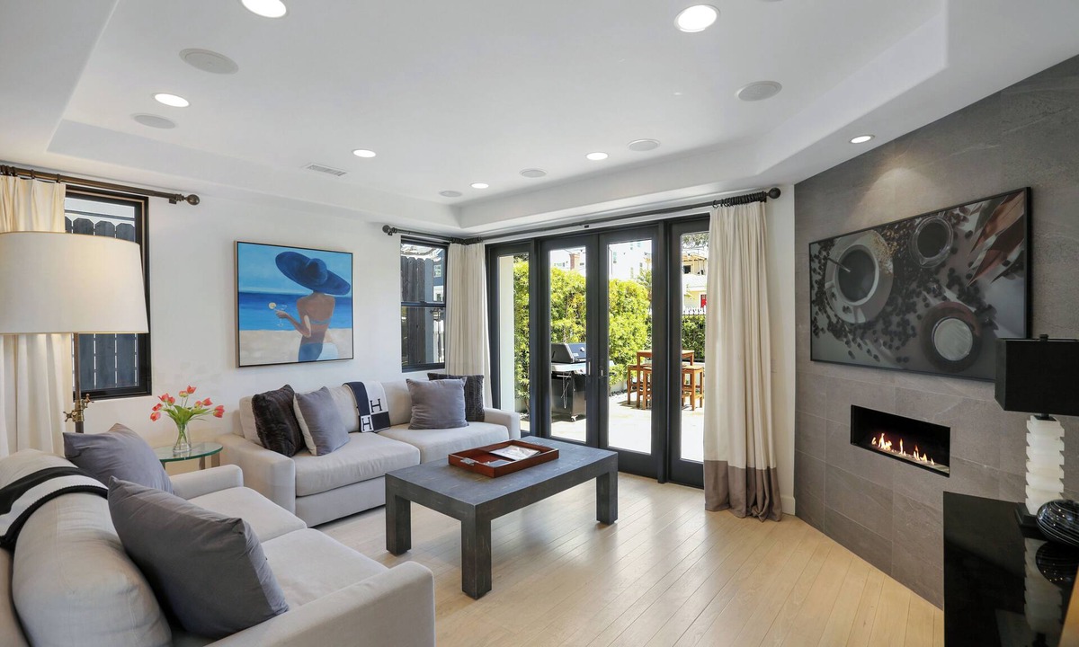 Corona del Mar House | Poinsettia Palms | Chic & Luxe Patio Near Beach