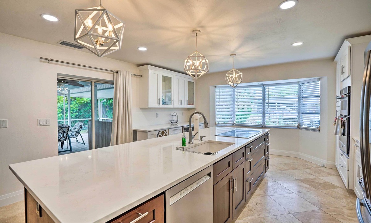 Central Naples Cottage | Pool Access & Beach Gear! Canalfront Naples Home