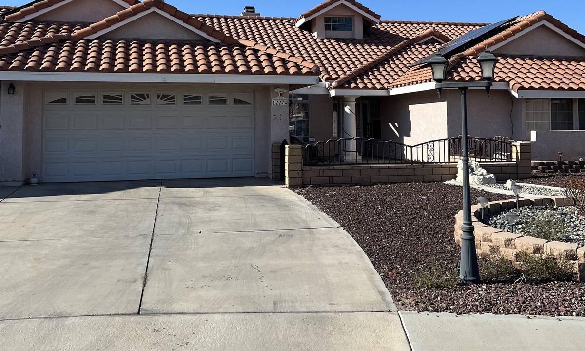 Apple Valley House | Pool home w/ lots of games & toys + Tesla Charger