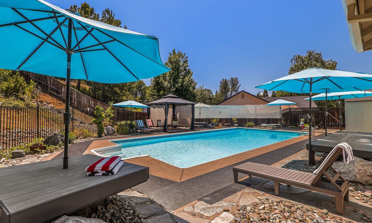 Columbia House | Pool + Hot Tub : 4 BR : The Atelier Retreat