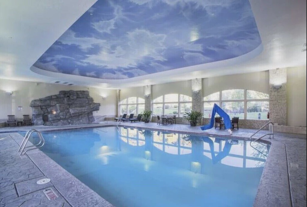Zermatt Hotel | POOL IS OPEN! ZERMATT RESORT KING SUITE! (#237)