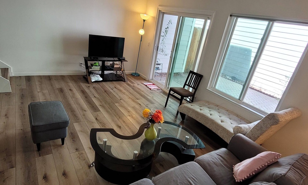 Pleasanton House | Prime location - 2-bedroom townhome in Pleasanton with AC, WiFi