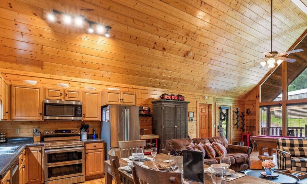 Sevierville Cabin | Prime Location/Pool/HotTub/Pool Table/Fast WiFi