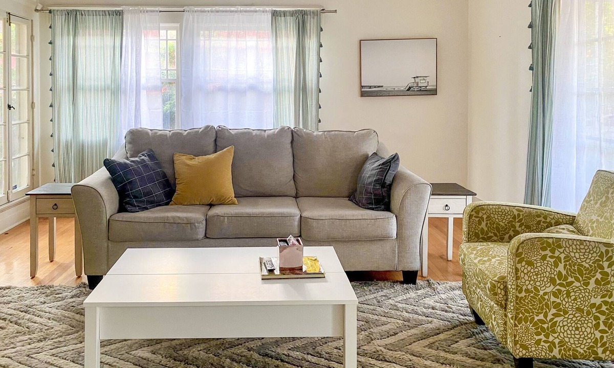 Los Feliz House | Prime Los Feliz Craftsman 2/1 Bungalow Home, Big Yard, Dog Friendly,Washer/Dryer