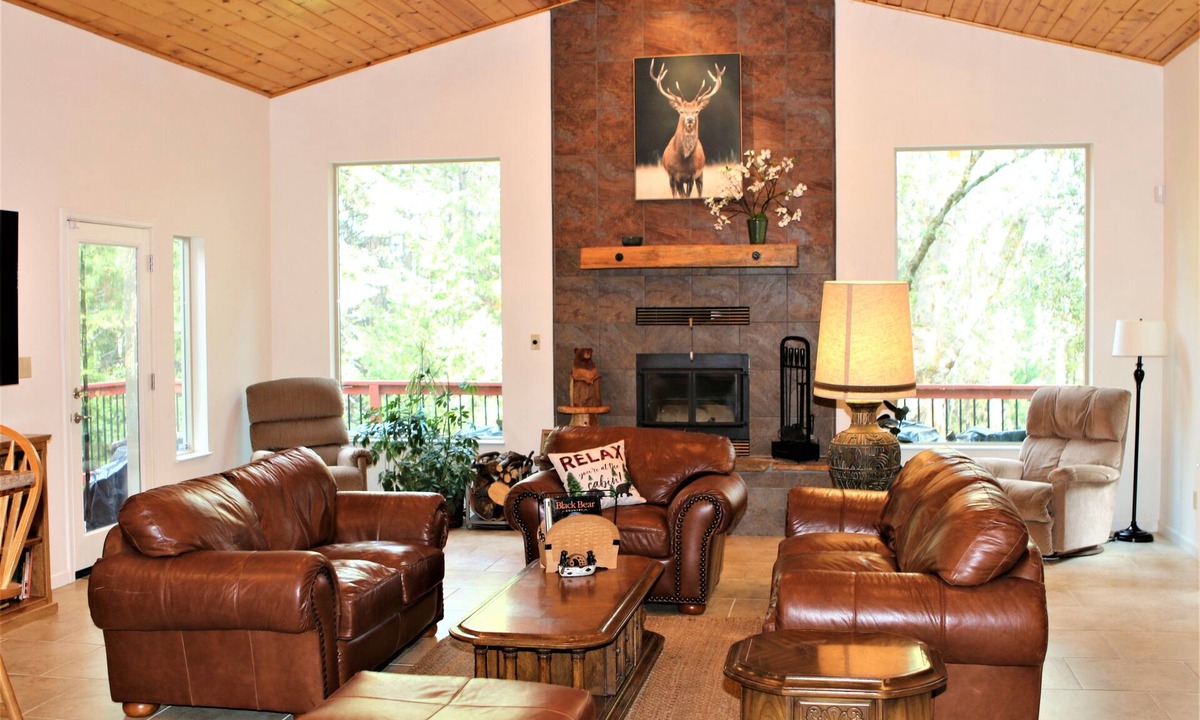 Glencoe House | Private 6 Bedroom 5,000 Sq. Ft. Executive Home, Sleeps 20, Pets OK