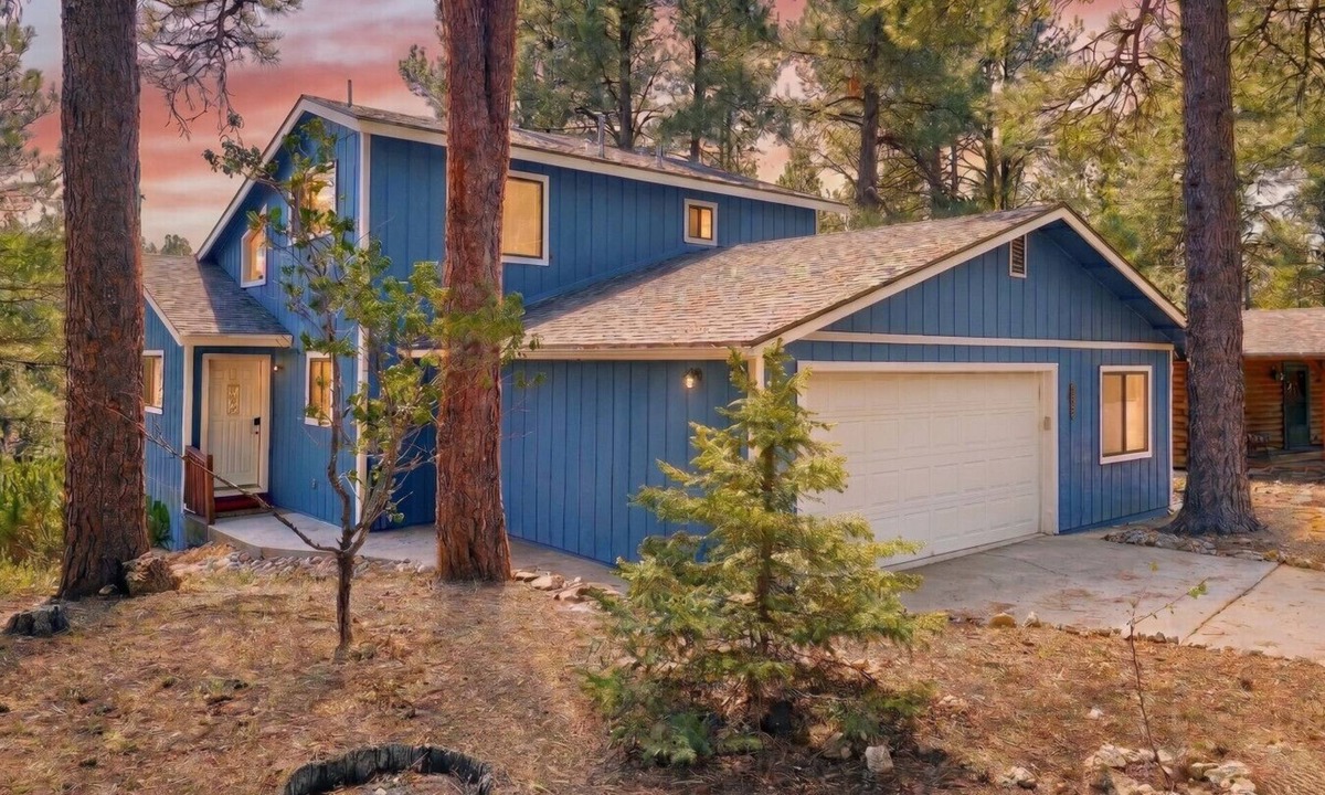 Kachina Village House | Quiet Hilltop Cabin ~AC! ~Forest Views! Fire Table!