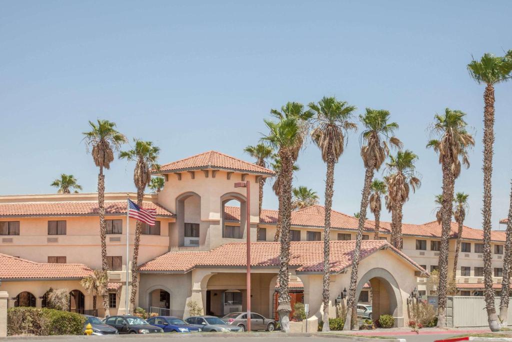Ramada | Barstow