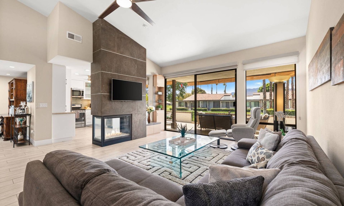Rancho Mirage Condo | Rancho Mirage golf condo with pool, spa, mountain views, dining, and shopping nearby