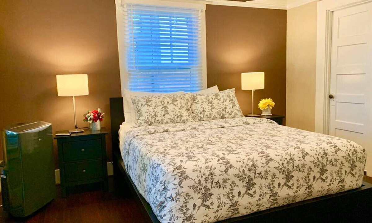 Downtown North Apartment | Red Gem in downtown Palo Alto.