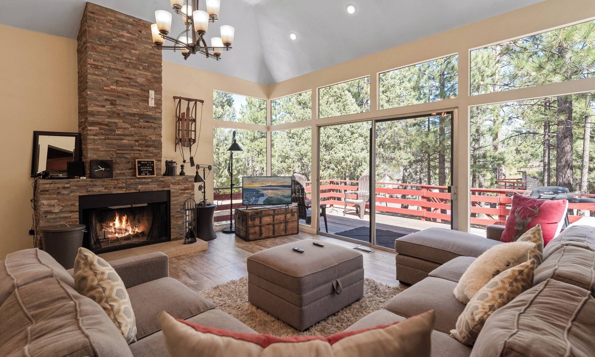 Big Bear House | Redwood Elegance -Floor to ceiling windows! Couples, Smart TV, Views, Deck