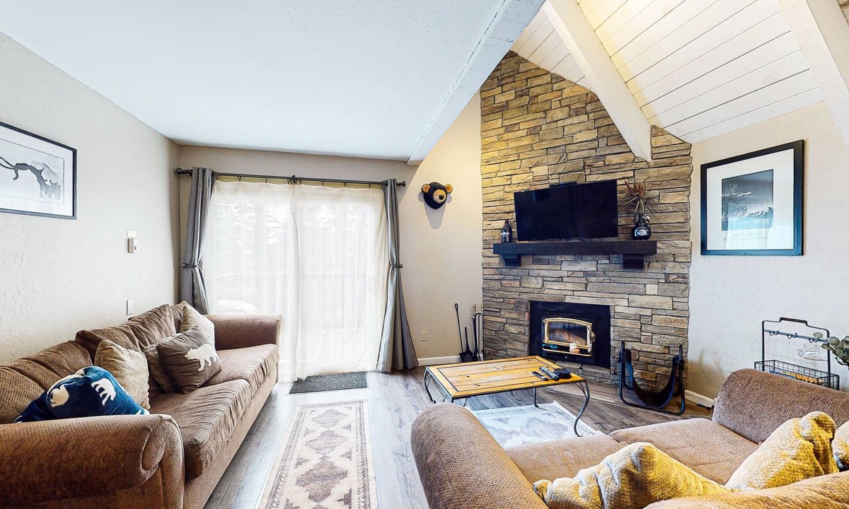 Mammoth Lakes Condo | Remodeled condo with balcony & fireplace - walk to Village gondola