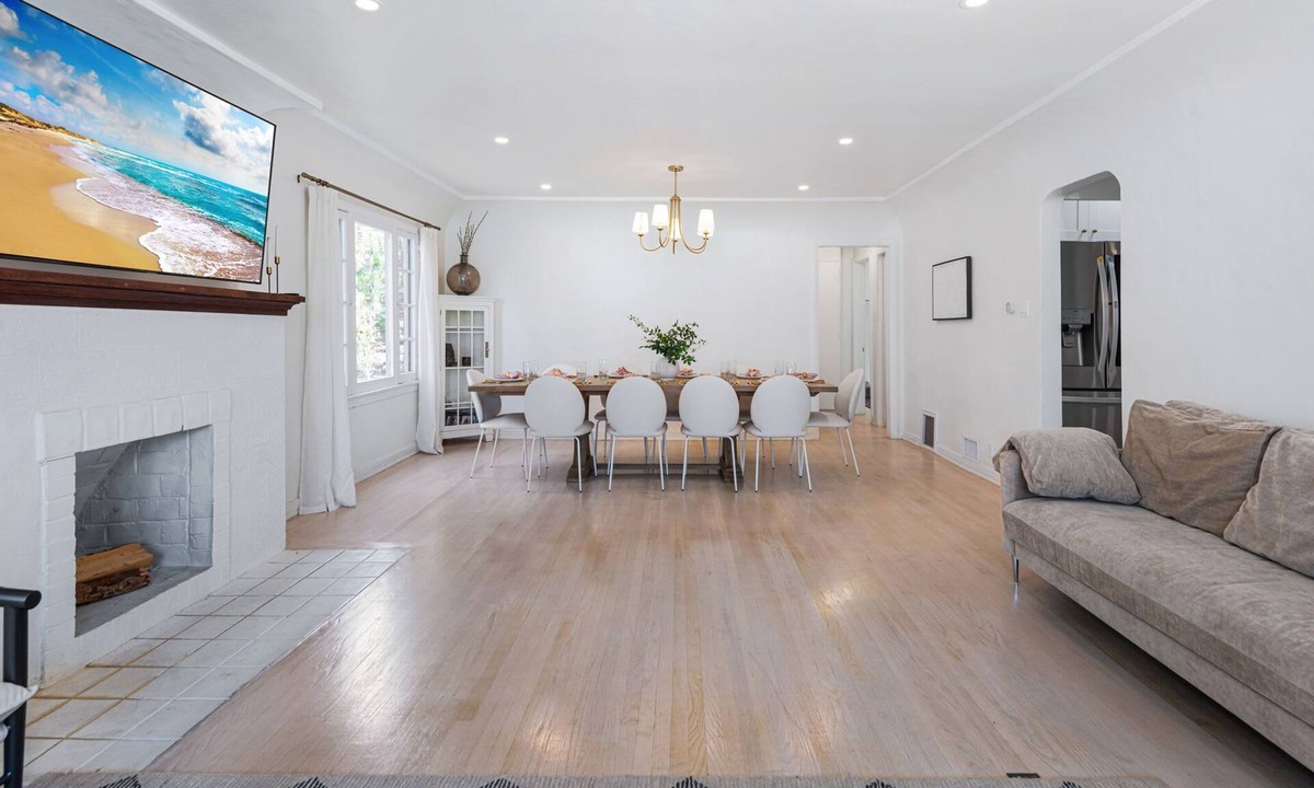 Pico - Robertson Apartment | Remodeled Pico-Robertson Apt · 3BR + Parking