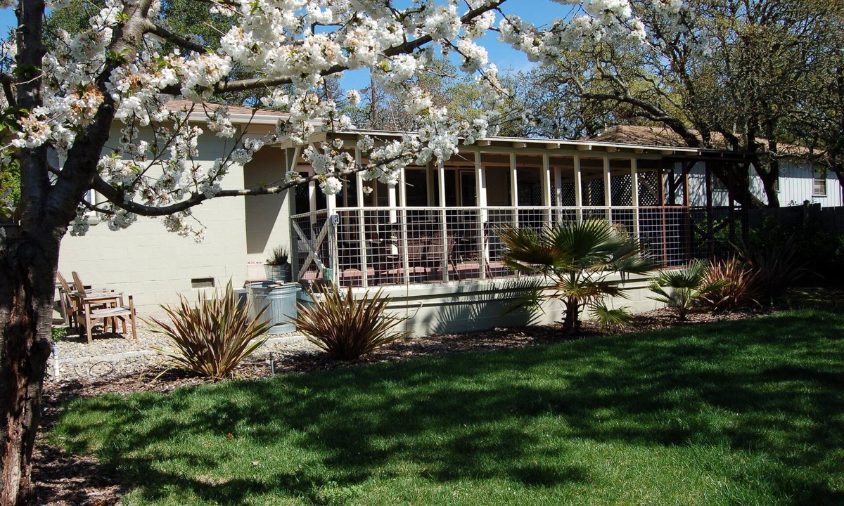 Boyes Hot Springs House | Retro Retreat: Cozy, Moderne, Affordable House in Wine Country.