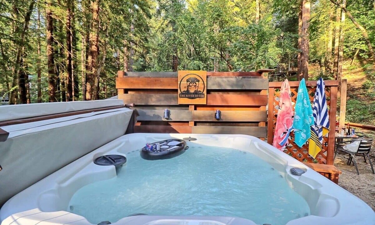 Rio Nido House | River Otter Retreat | Hot Tub, BBQ & Russian River